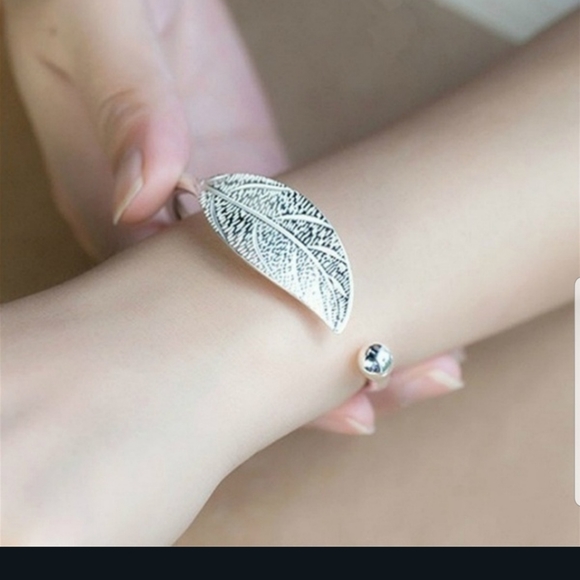 Jewelry - 🍃🍃Pretty Leaf Bangle bracelet in SILVER 🍃🍃